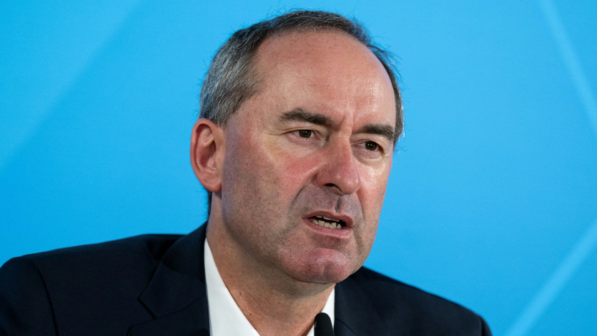 Hubert Aiwanger äußert Unverständnis darüber, dass über seine Jugendzeit diskutiert werde. (Archivbild)