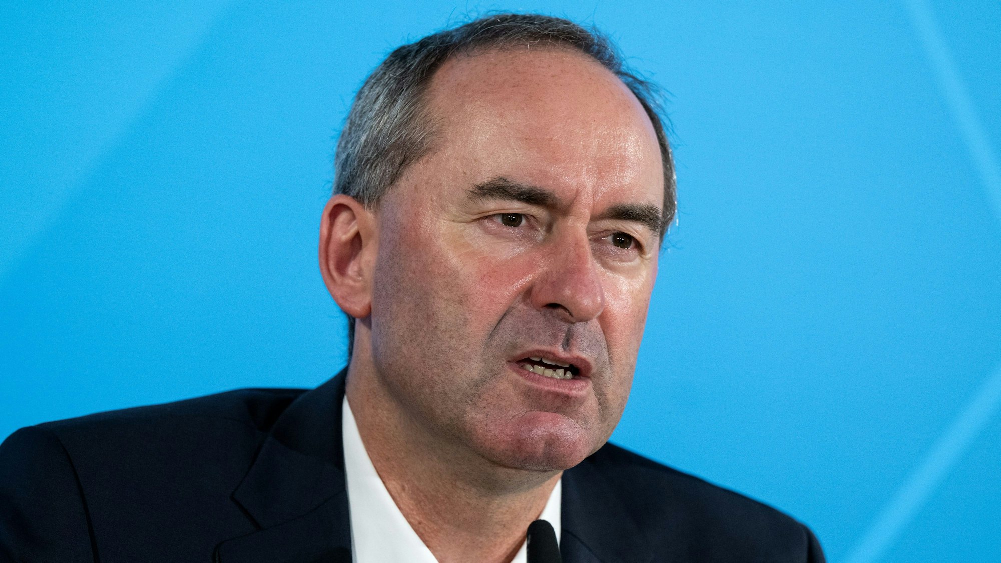 ARCHIV - 22.06.2023, Bayern, Hohenkammer: Hubert Aiwanger (Freie Wähler), Wirtschaftsminister von Bayern und Vorsitzender der Wirtschaftsministerkonferenz, nimmt nach der Wirtschaftsministerkonferenz (WMK) auf Schloss Hohenkammer an einer Pressekonferenz teil. (zu "Vorwürfe gegen Aiwanger wegen Flugblatts - Söder fordert Aufklärung" Foto: Sven Hoppe/dpa +++ dpa-Bildfunk +++