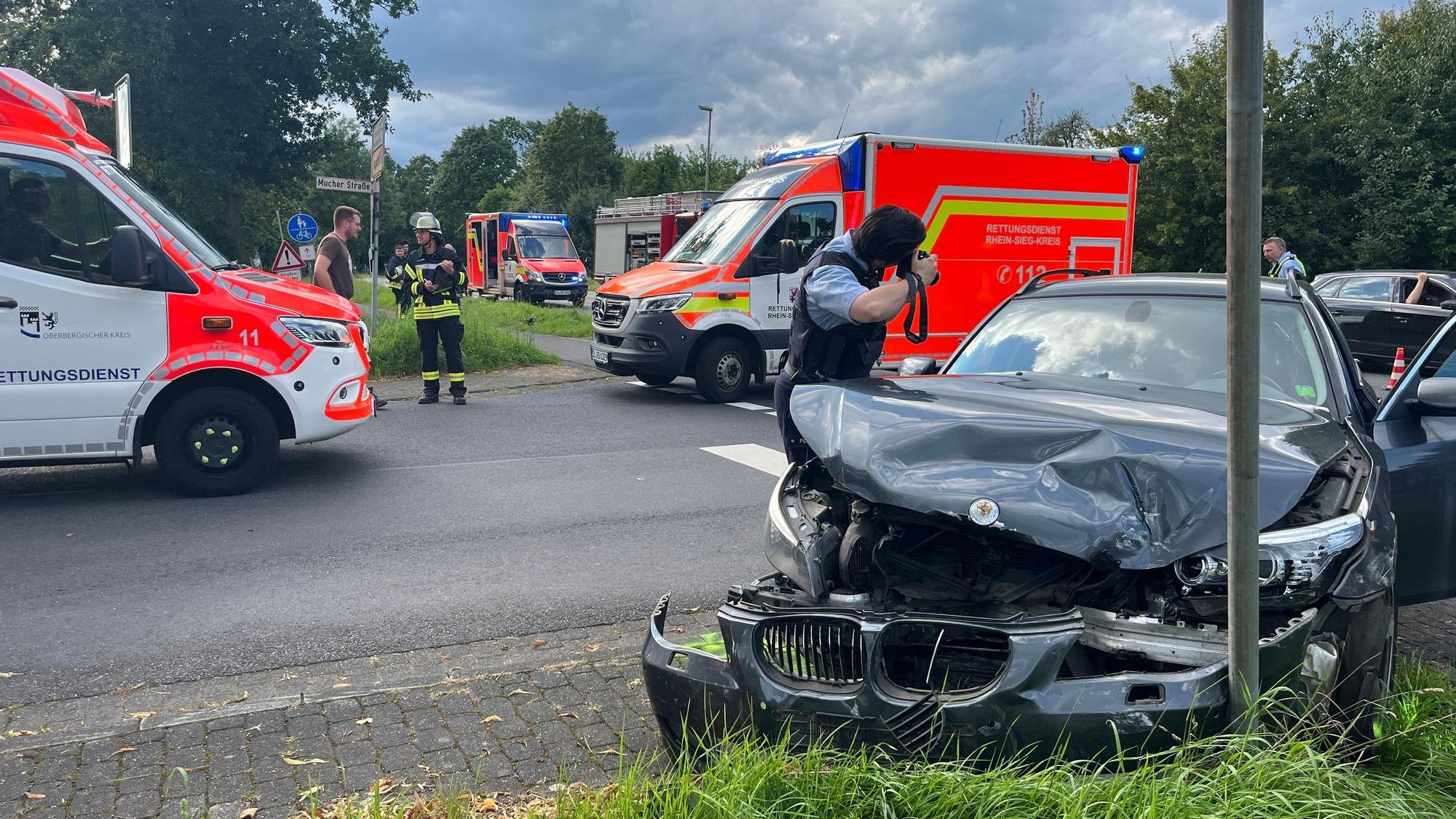 Bei einem Verkehrsunfall in Ruppichteroth sind vier Menschen verletzt worden, einer davon schwer.