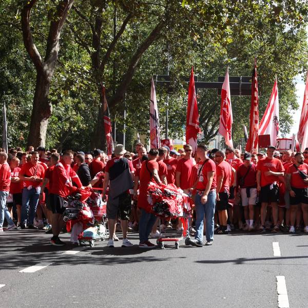 Hunderte FC-Fans auf der Aachener Straße, auf dem Weg zum Stadion.