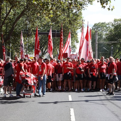 Hunderte FC-Fans auf der Aachener Straße, auf dem Weg zum Stadion.