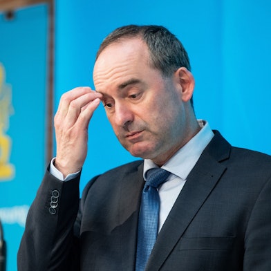 ARCHIV - 27.04.2021, Bayern, München: Hubert Aiwanger, Wirtschaftsminister und Landesvorsitzender der Freien Wähler in Bayern, fasst sich auf der Pressekonferenz nach einer Sitzung des bayerischen Kabinetts an die Augenbraue. (zu "Vorwürfe gegen Aiwanger wegen Flugblatts - Söder fordert Aufklärung") Foto: Matthias Balk/dpa +++ dpa-Bildfunk +++