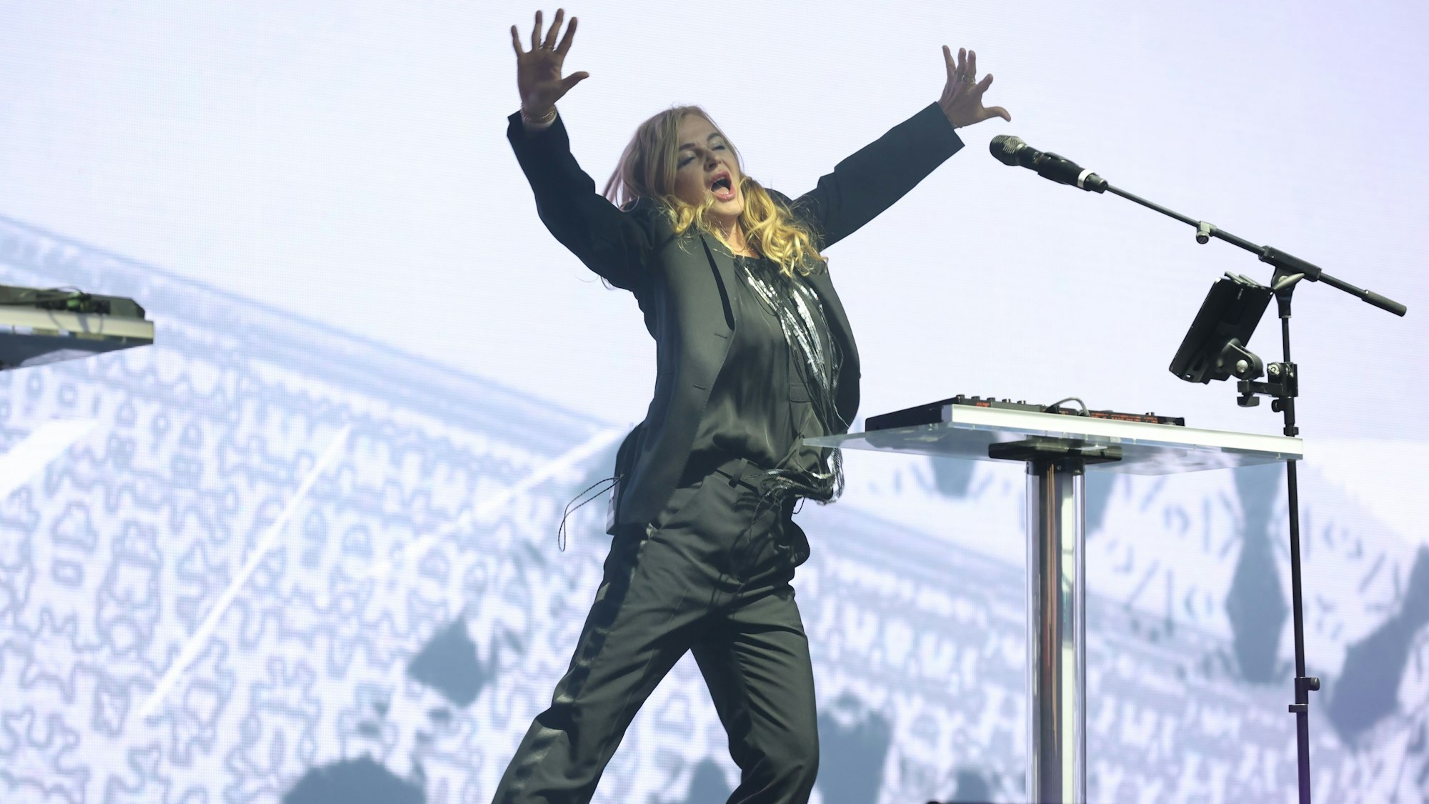 Sängerin Inga Humpe während ihres Auftritts auf dem Hohenzollernring.