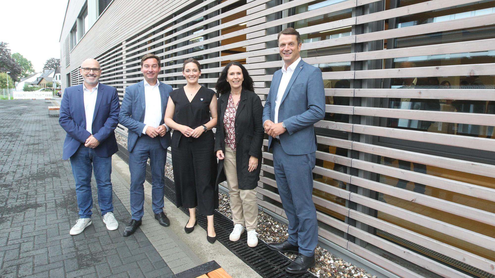 Gäste bei der Einweihung des Selbstlernzentrums (von links): Erster Beigeordneter Jörg Schneider, MdB Sebastian Hartmann, Bürgermeisterin Nicole Berka, MdB Elisabeth Winkelmeier-Becker und MdL Björn Franken.