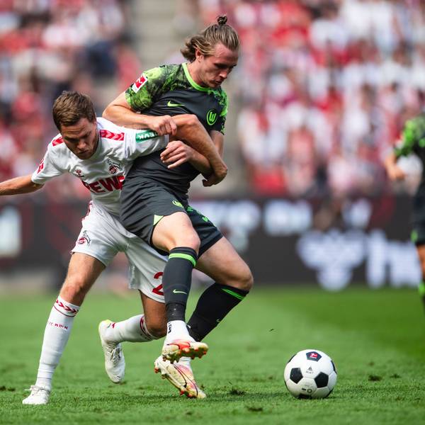 Kölns Benno Schmitz (l.) und Wolfsburgs Patrick Wimmer im Zweikampf.
