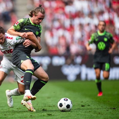 Kölns Benno Schmitz (l.) und Wolfsburgs Patrick Wimmer im Zweikampf.