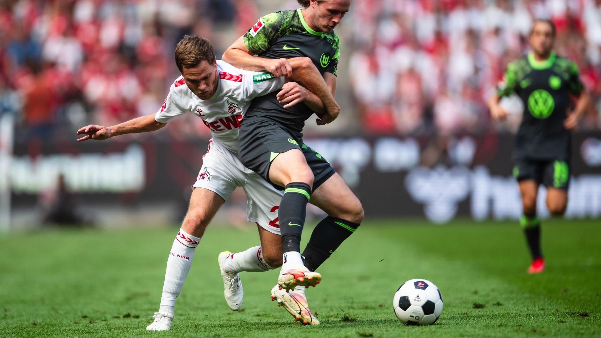 Kölns Benno Schmitz (l.) und Wolfsburgs Patrick Wimmer im Zweikampf.