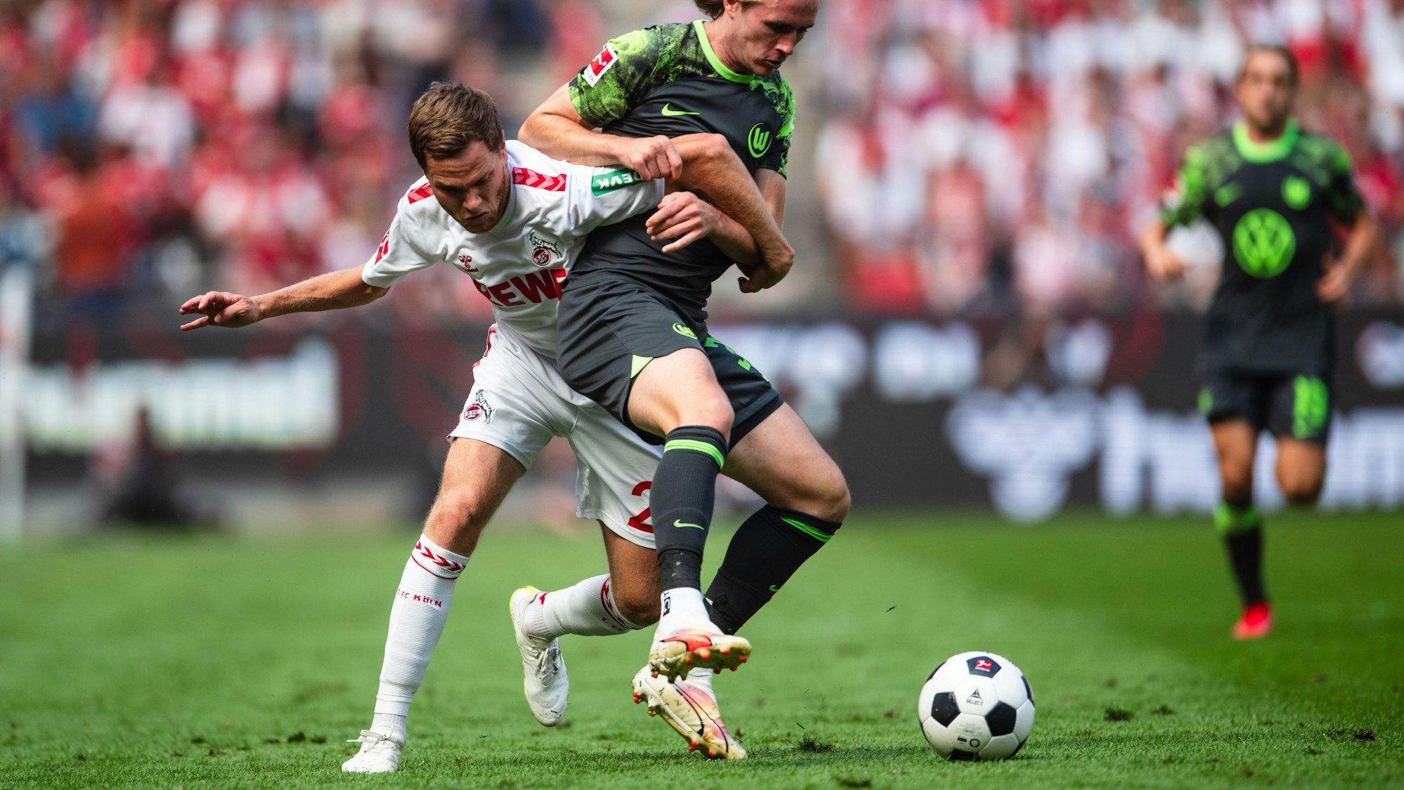 Kölns Benno Schmitz (l.) und Wolfsburgs Patrick Wimmer im Zweikampf.