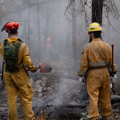 Angehörige der kanadischen Streitkräfte bei einem Feuerwehreinsatz in der Nähe von Hay River in den Nordwest-Territorien.
