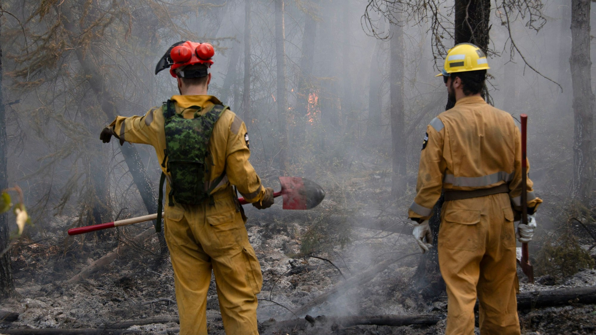 Angehörige der kanadischen Streitkräfte bei einem Feuerwehreinsatz in der Nähe von Hay River in den Nordwest-Territorien.