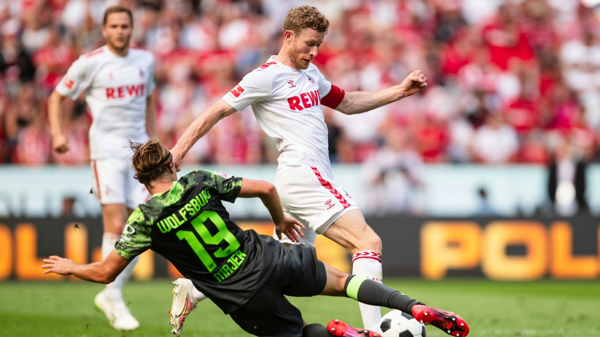 Kainz laufend am Ball, Majer grätscht