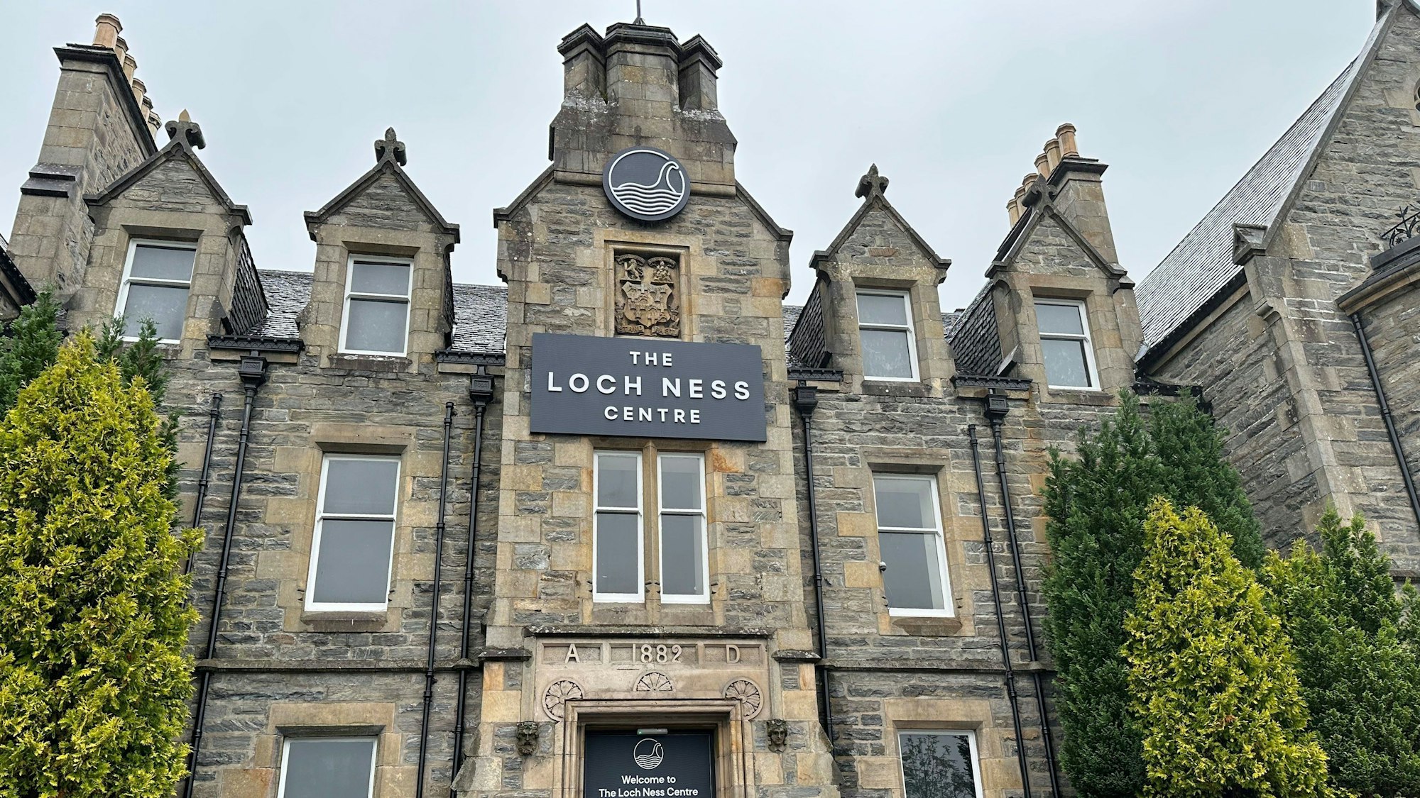 Menschen stehen vor der Touristenattraktion «Loch Ness Centre».