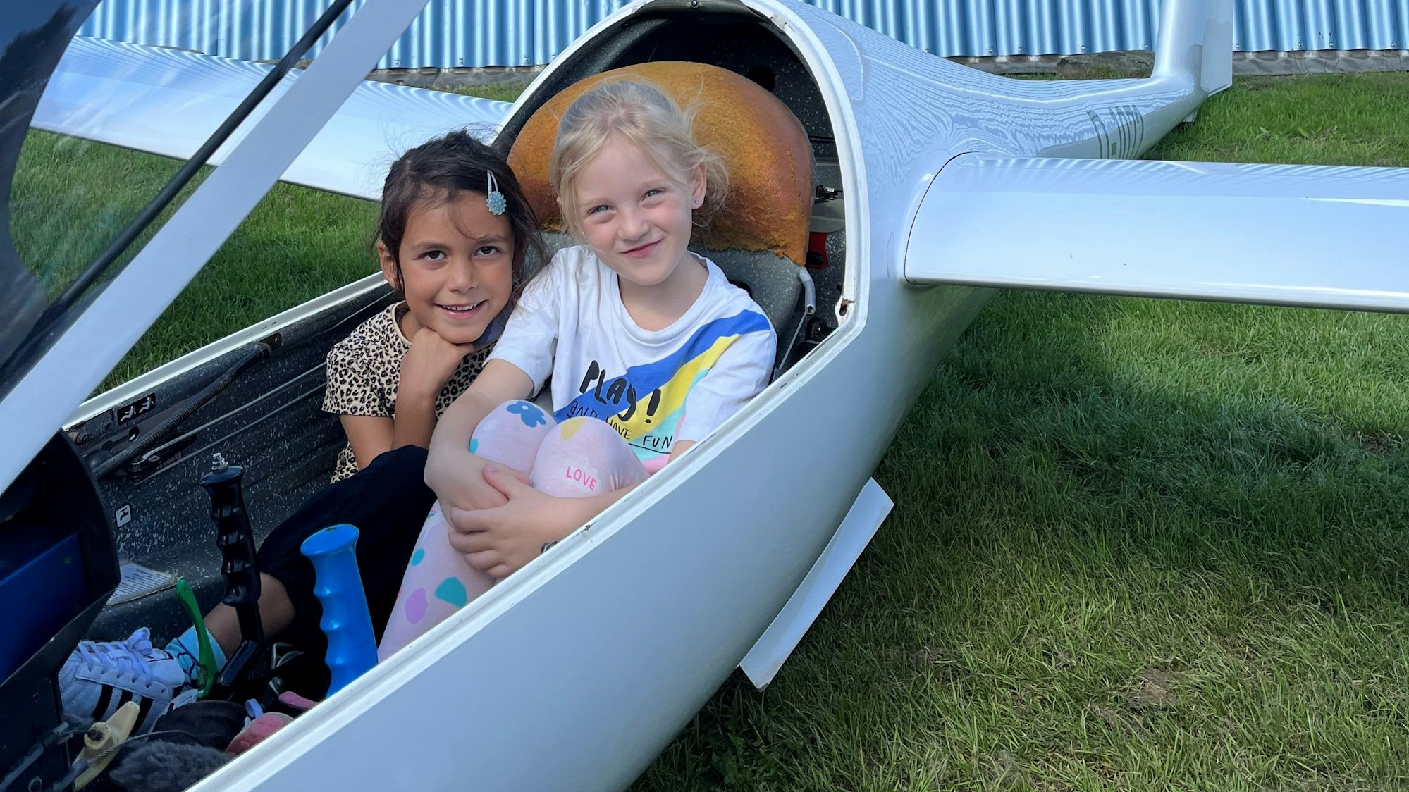 Zwei Mädchen in einem Segelflugzeug