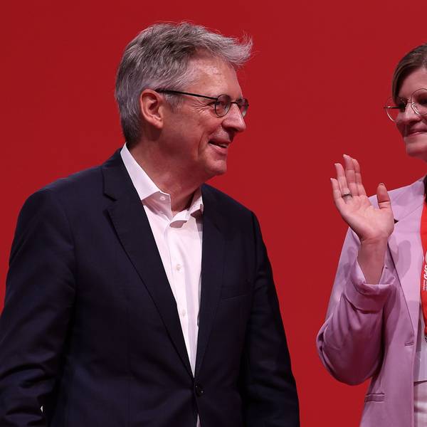 Achim Post und Sarah Philipp stehen nach der Wahl für den Vorsitz der nordrhein-westälischen SPD auf der Bühne beim SPD-Landesparteitag.