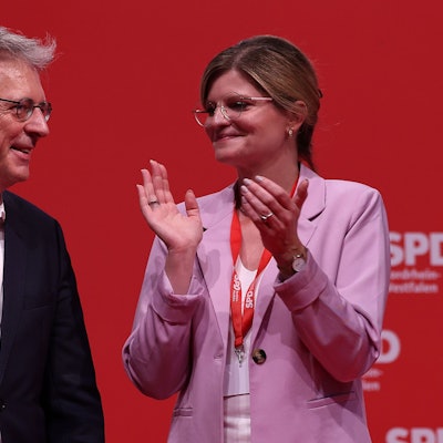 Achim Post und Sarah Philipp stehen nach der Wahl für den Vorsitz der nordrhein-westälischen SPD auf der Bühne beim SPD-Landesparteitag.