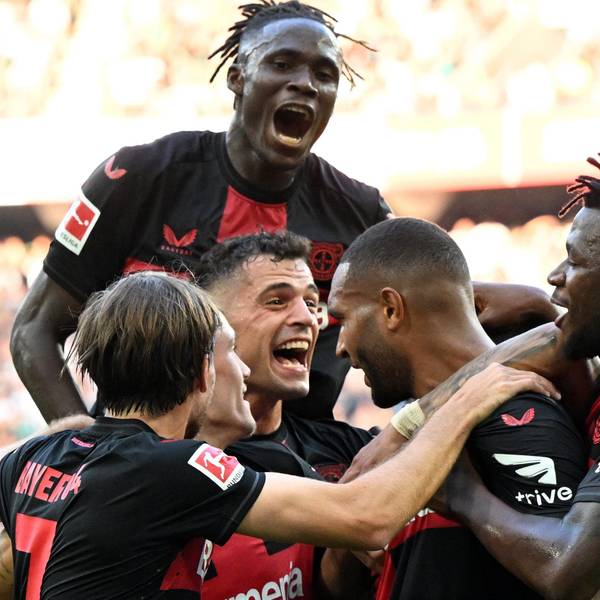 Leverkusens Jonas Hofmann, Granit Xhaka, Odilon Kossounou, Jonathan Tah und Edmond Tapsoba (v. r.) bejubeln das Tor zum 2:0.