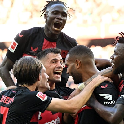 Leverkusens Jonas Hofmann, Granit Xhaka, Odilon Kossounou, Jonathan Tah und Edmond Tapsoba (v. r.) bejubeln das Tor zum 2:0.