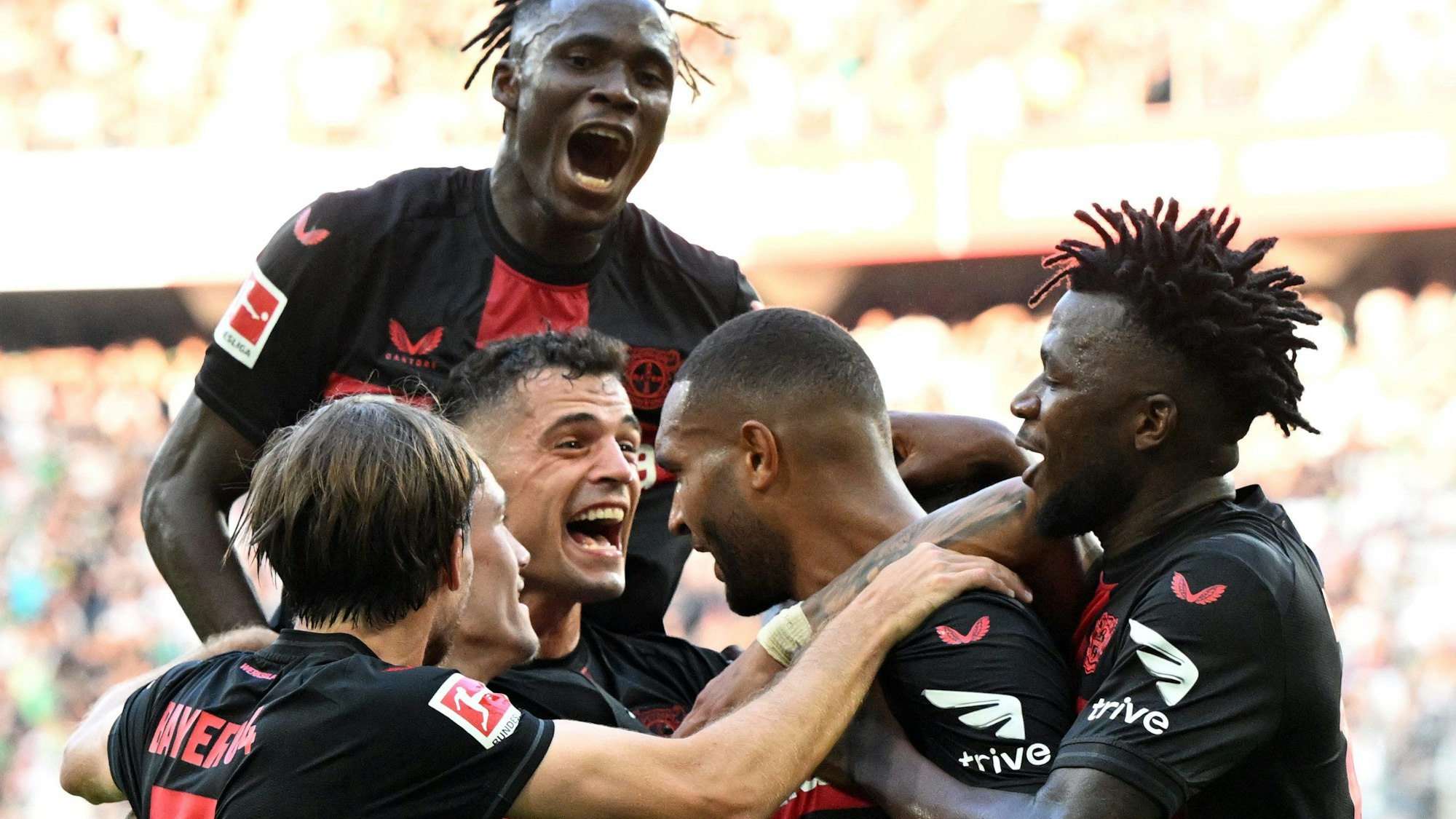 Leverkusens Jonas Hofmann, Granit Xhaka, Odilon Kossounou, Jonathan Tah und Edmond Tapsoba (v. r.) bejubeln das Tor zum 2:0.