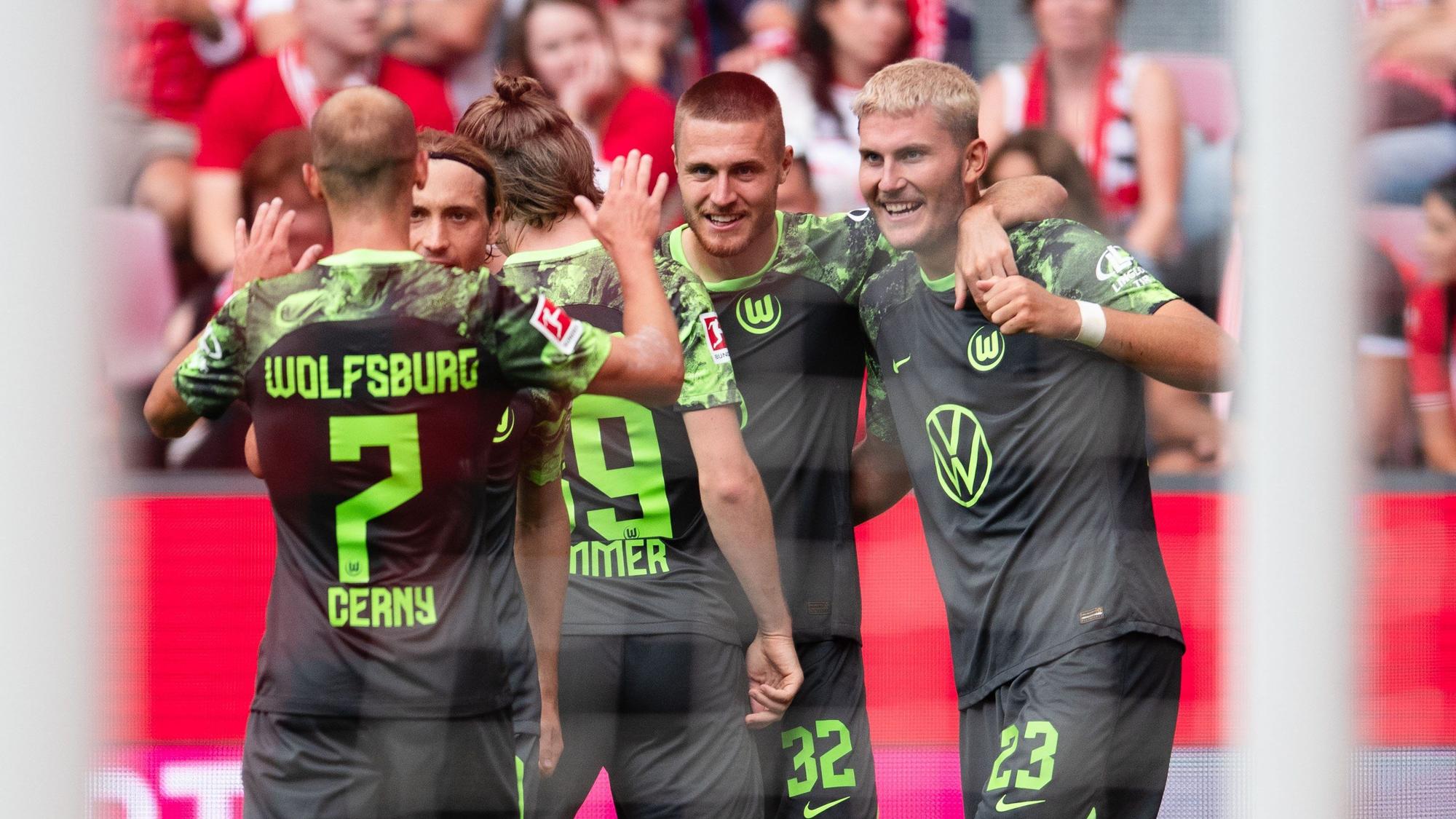 Wolfsbburger Spieler jubeln
