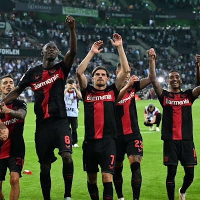 Die Spieler der Werkself feiern den Sieg mit ihren Fans in Mönchengladbach.