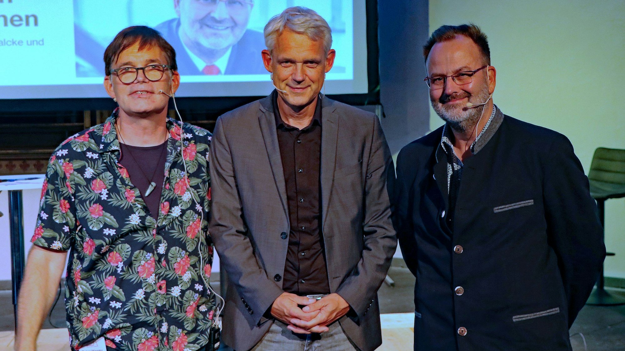 Auf dem Foto sind Moderator Peter Worms, der Astro-Physiker und Radioastronom Heino Falcke und der Unternehmer Heiko Hünemeyer zu sehen.