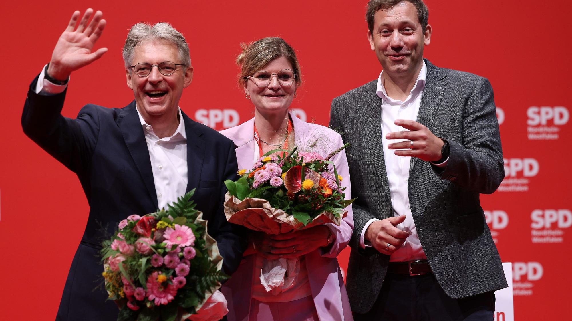 Achim Post (l.) und Sarah Philipp stehen nach der Wahl für den Vorsitz der nordrhein-westfälischen SPD mit dem SPD-Bundesvorsitzenden auf der Bühne beim SPD-Landesparteitag.