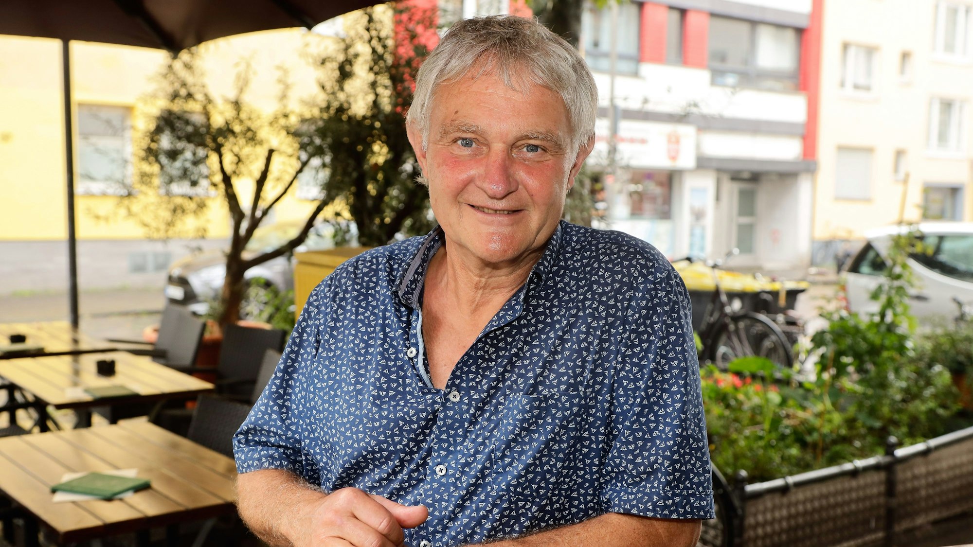 Winni Rau im Außenbereich des Restaurant Filos