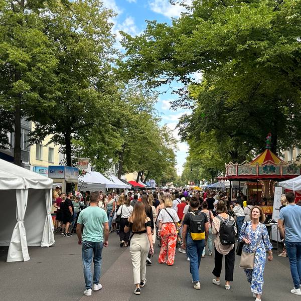 Menschen auf der gesperrten Dürener Straße