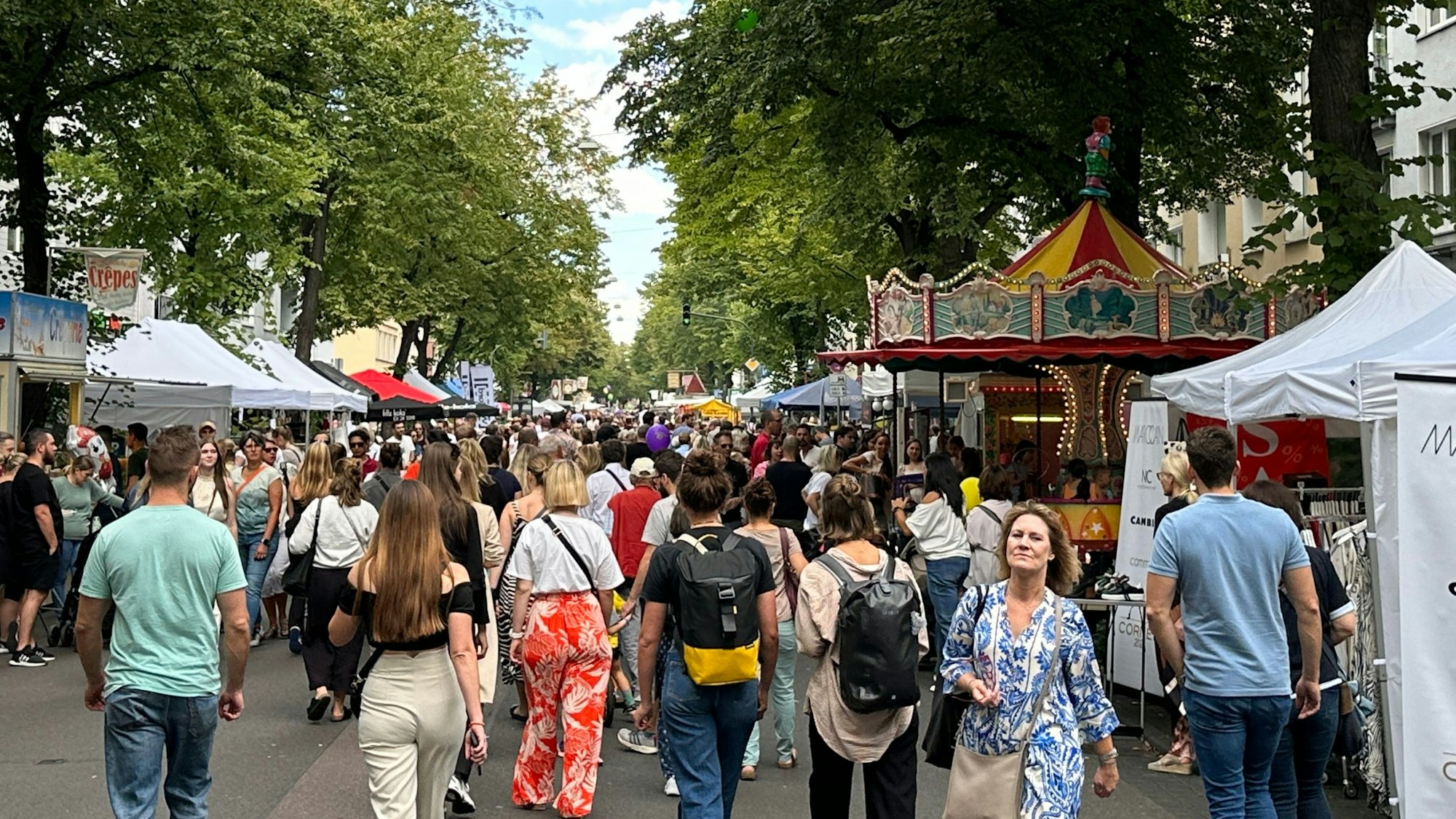 Menschen auf der gesperrten Dürener Straße
