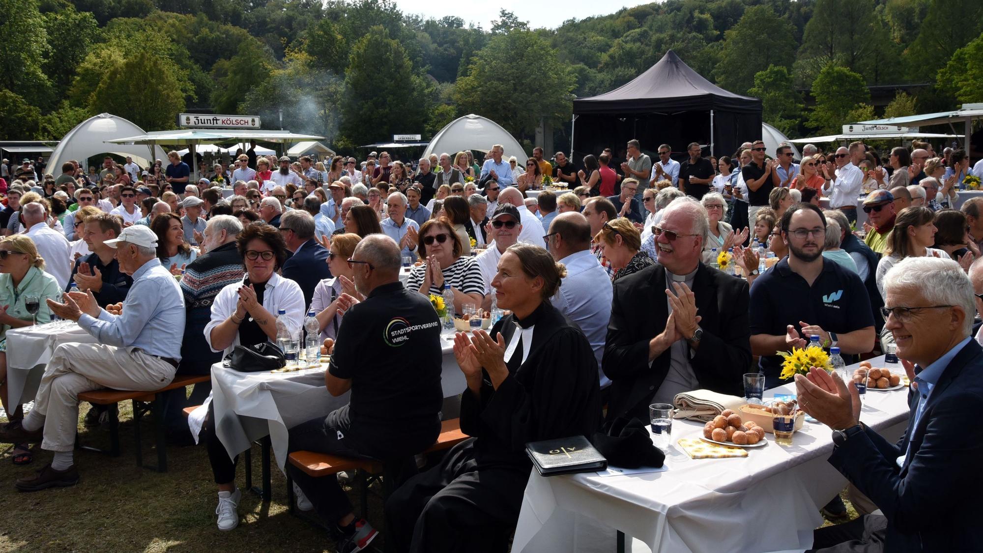 Pickepackevoll war der Bereich für Wiehls Ehrengäste bei Eröffnungsakt am Samstag – und das bei strahlendem Sonnenschein.
