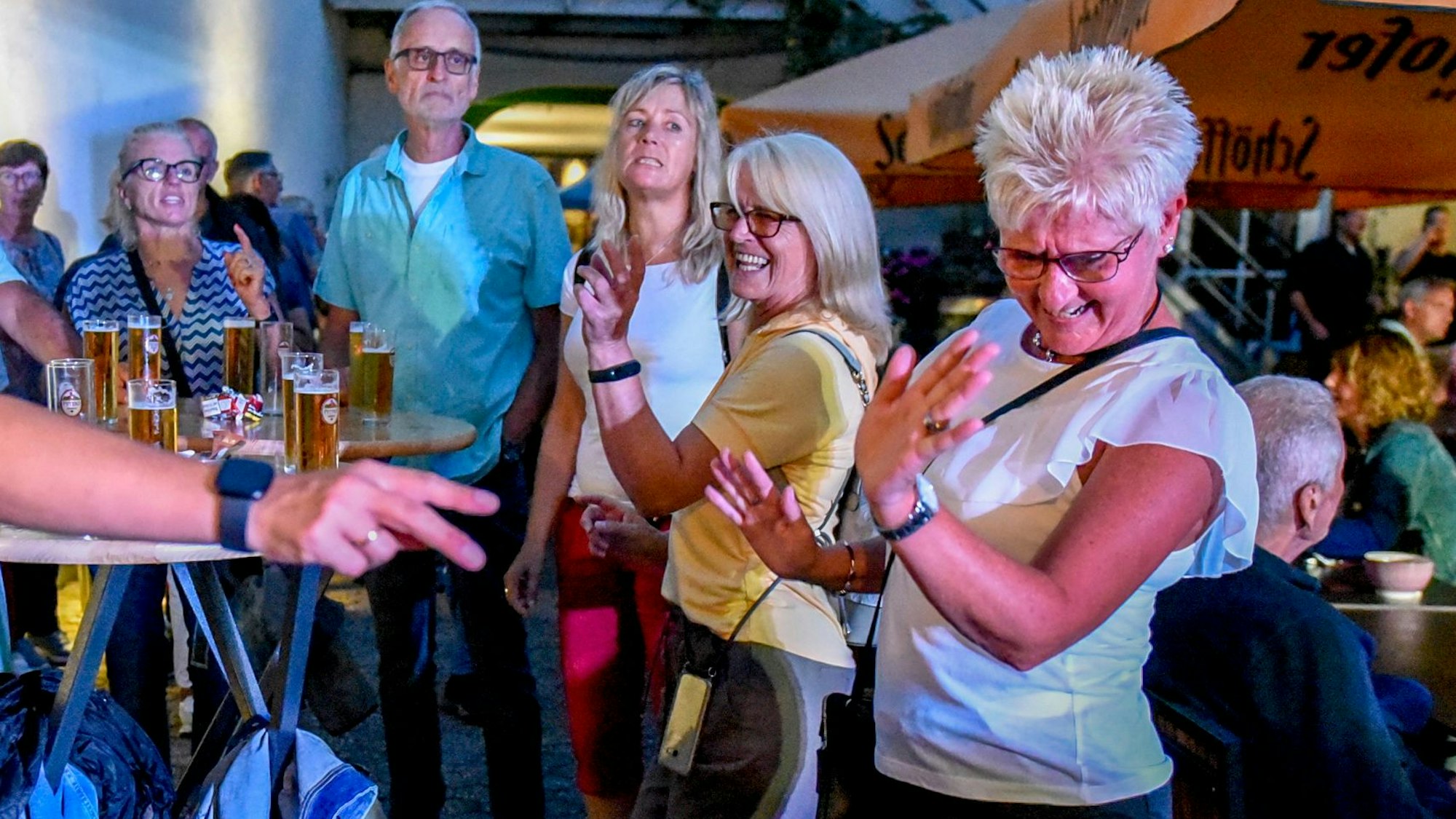 Auf dem Foto sind begeisterte Zuschauerinnen und Zuschauer zu sehen.