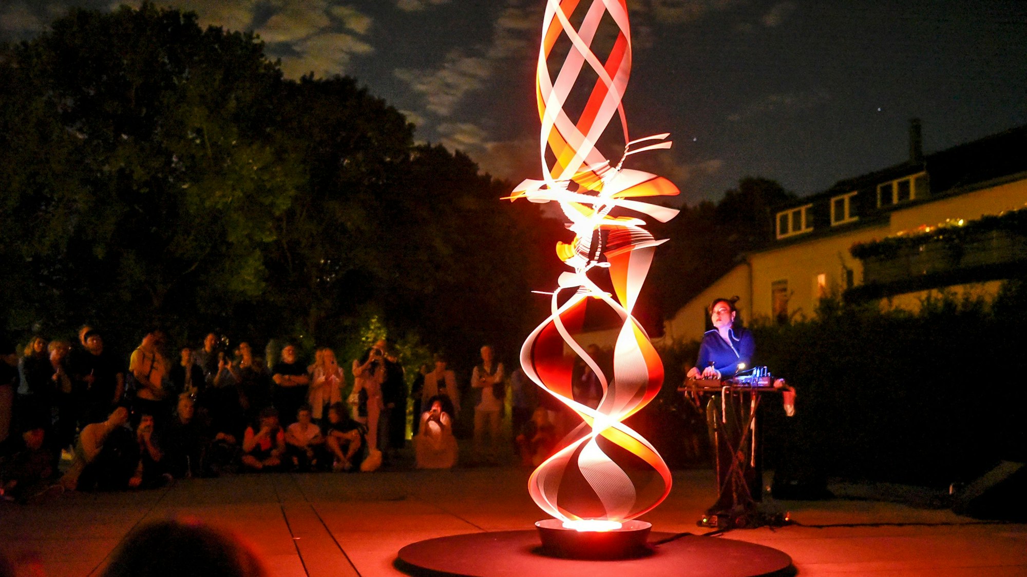 Durch manuelle Bearbeitung des schwingenden Gummibands zeichnete Michela Pelusio Lichtfiguren in den nächtlichen Himmel.