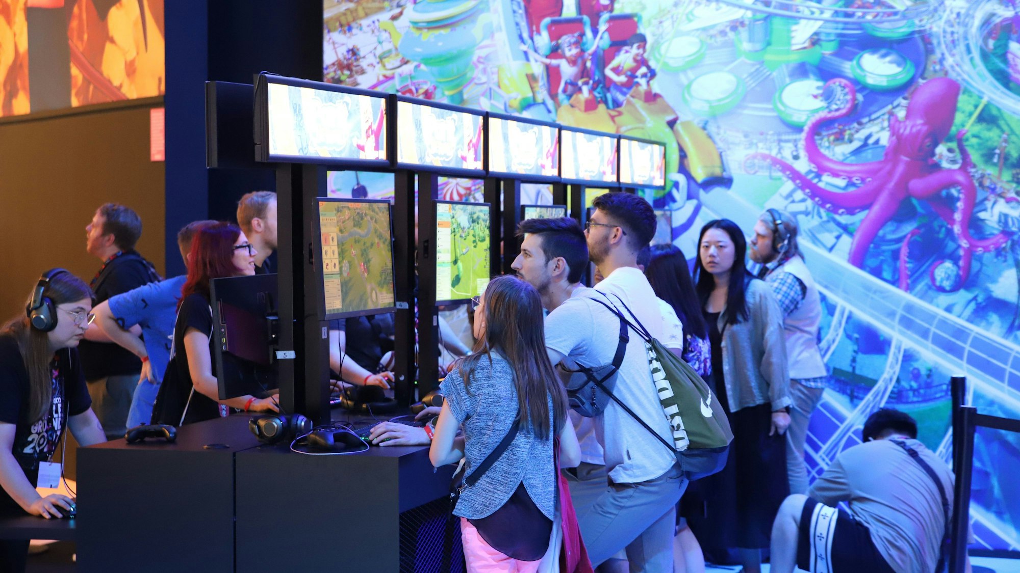 Köln: Bei der Gamescom in Köln gibt es für Gaming-Fans viel zu sehen und auszuprobieren. Zocken kann man auf der Gamescom an fast jeder Ecke. Doch die Entwickler äußern teilweise scharfe Kritik. Der Vorwurf: Die Politik in Deutschland tue zu wenig für die Gamingbranche.