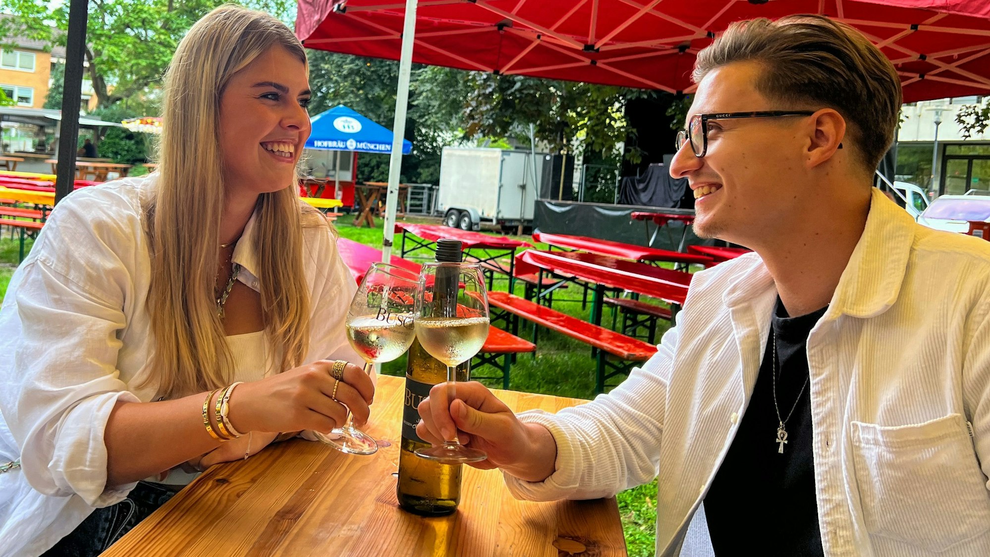 Nicole Kochon und Jürg Blankenburg freuen sich über das Winzerfest im Stadtpark.