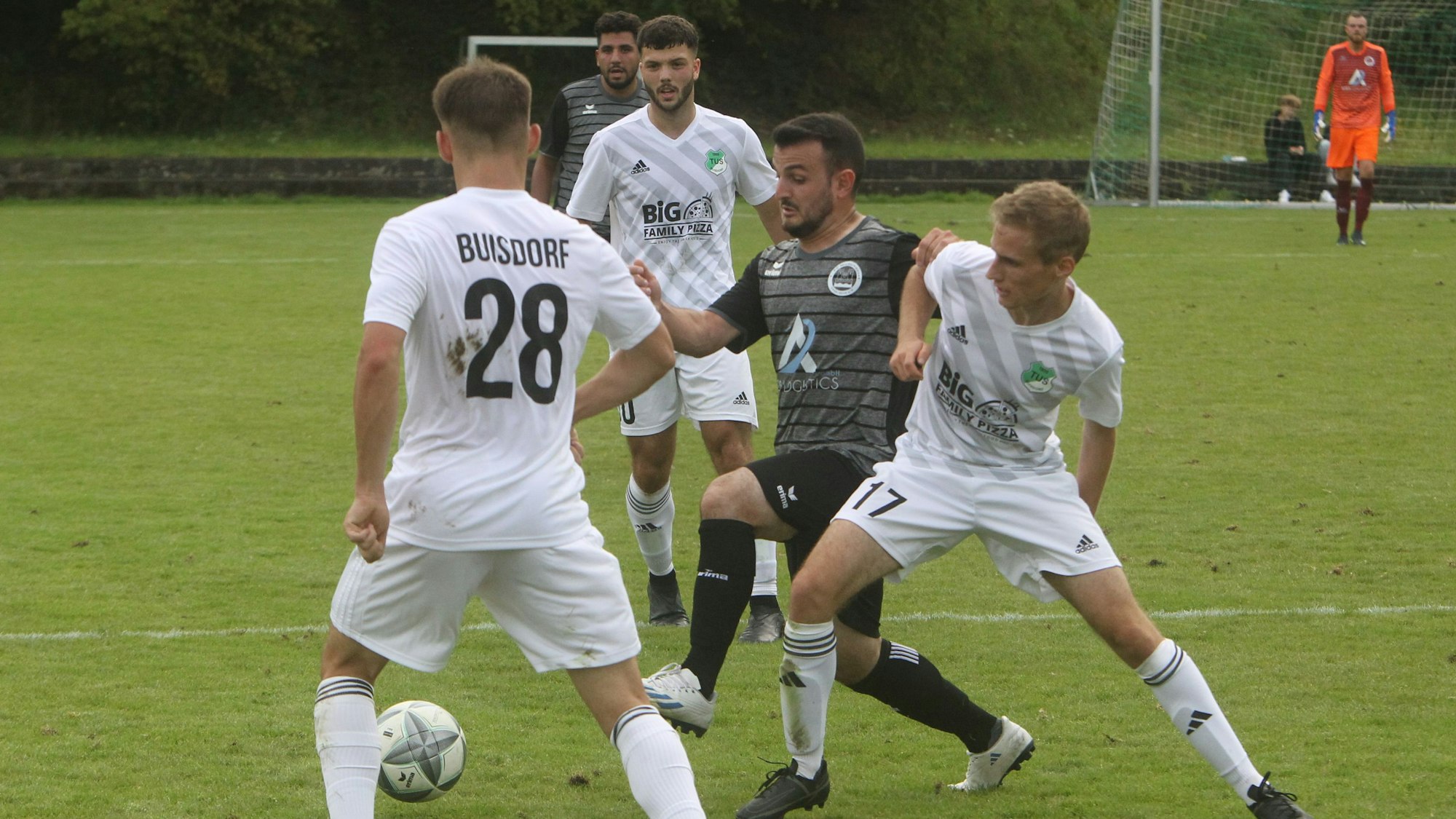 In die Zange genommen: Der Niederkasseler Akteur Tamer Güven (Mitte) im Duell mit Felix Schamberg (rechts) und Vladyslav Cheltsov.