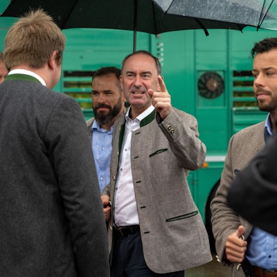 27.08.2023, Bayern, Ansbach: Hubert Aiwanger (Freie Wähler) kommt als Gast zum Rinderzuchtverband Franken anlässlich des 125-jährigen Bestehens des Verbands, um dort ein Grußwort zu sprechen. Foto: Pia Bayer/dpa +++ dpa-Bildfunk +++