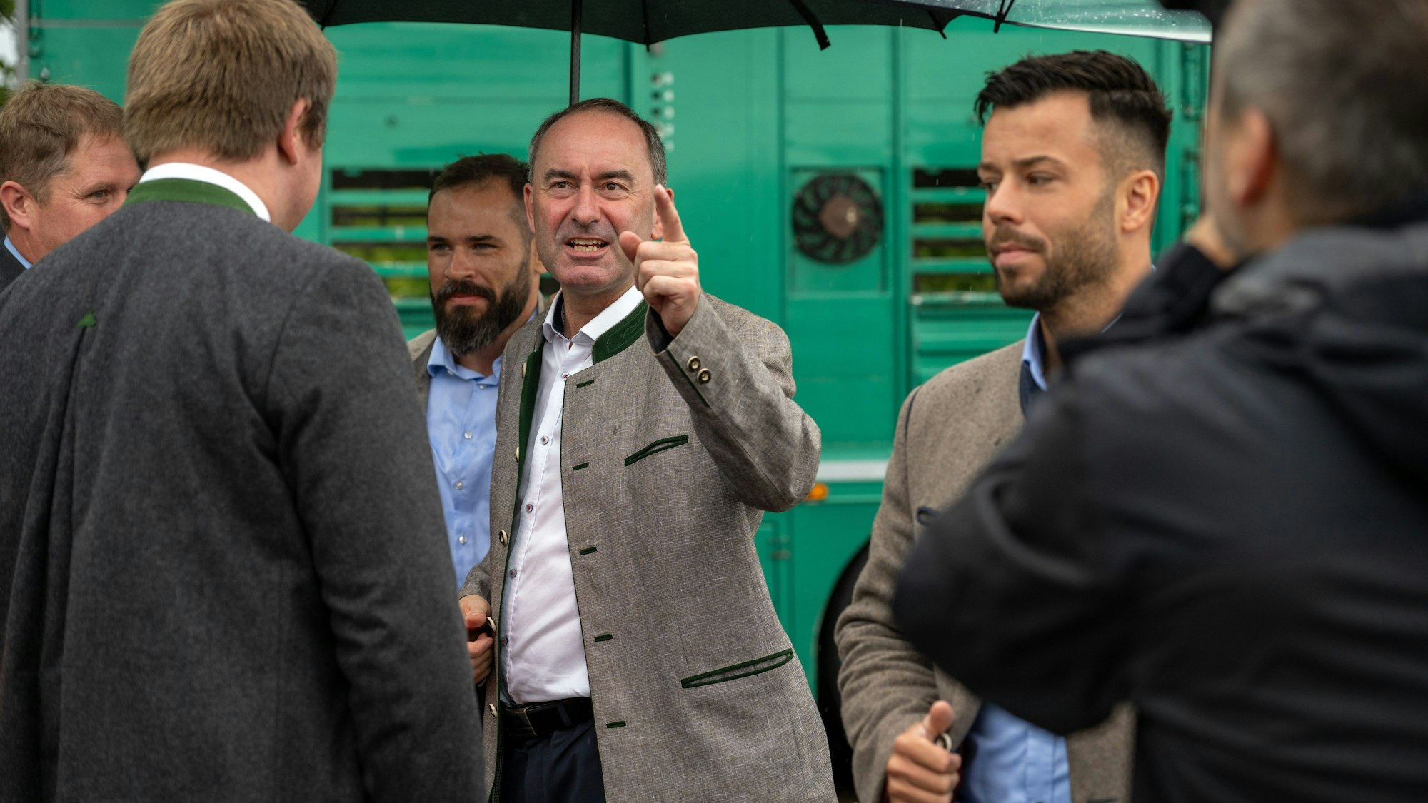 Hubert Aiwanger (Freie Wähler) kommt als Gast zum Rinderzuchtverband Franken anlässlich des 125-jährigen Bestehens des Verbands, um dort ein Grußwort zu sprechen.