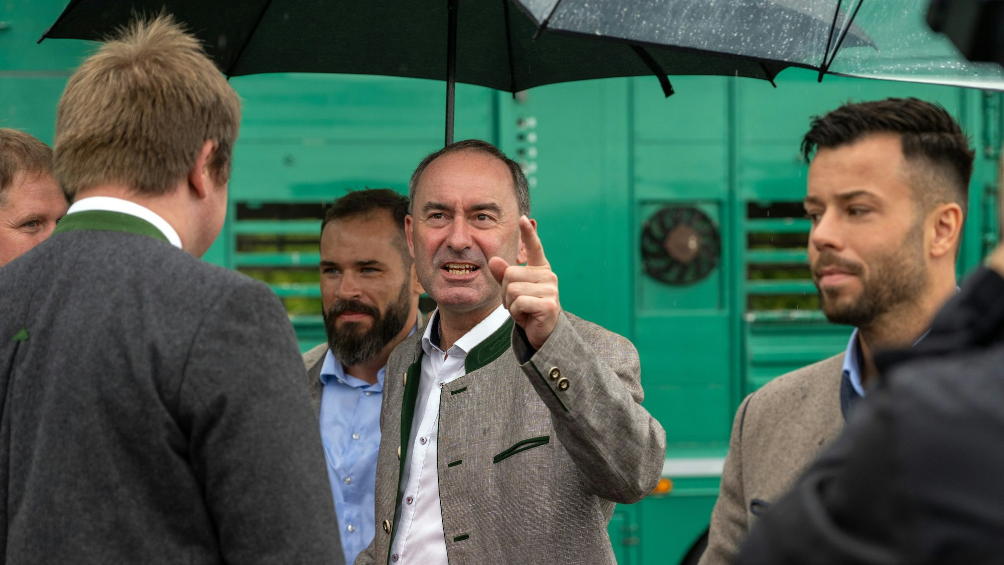 27.08.2023, Bayern, Ansbach: Hubert Aiwanger (Freie Wähler) kommt als Gast zum Rinderzuchtverband Franken anlässlich des 125-jährigen Bestehens des Verbands, um dort ein Grußwort zu sprechen. Foto: Pia Bayer/dpa +++ dpa-Bildfunk +++