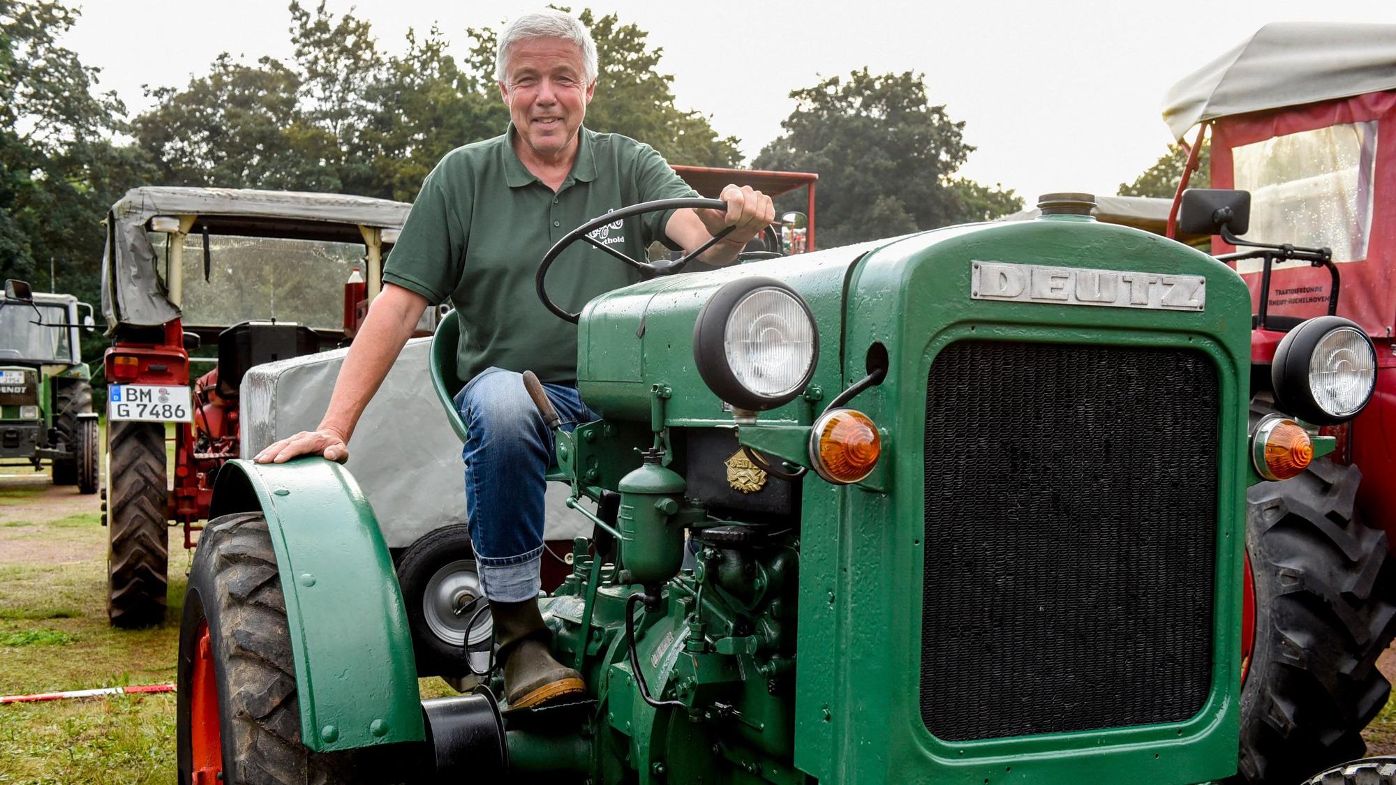 Das Foto zeigt Berthold Thelen auf seinem Traktor von 1938.