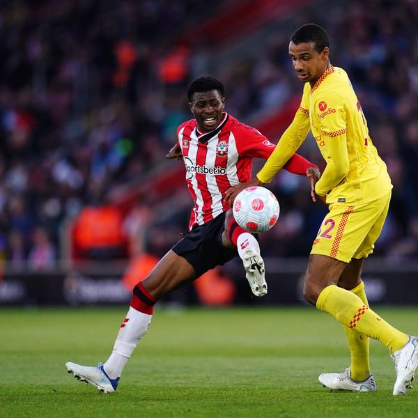 Nathan Tella (l) vom FC Southampton gegen Joel Matip vom FC Liverpool.