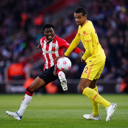 Nathan Tella (l) vom FC Southampton gegen Joel Matip vom FC Liverpool.