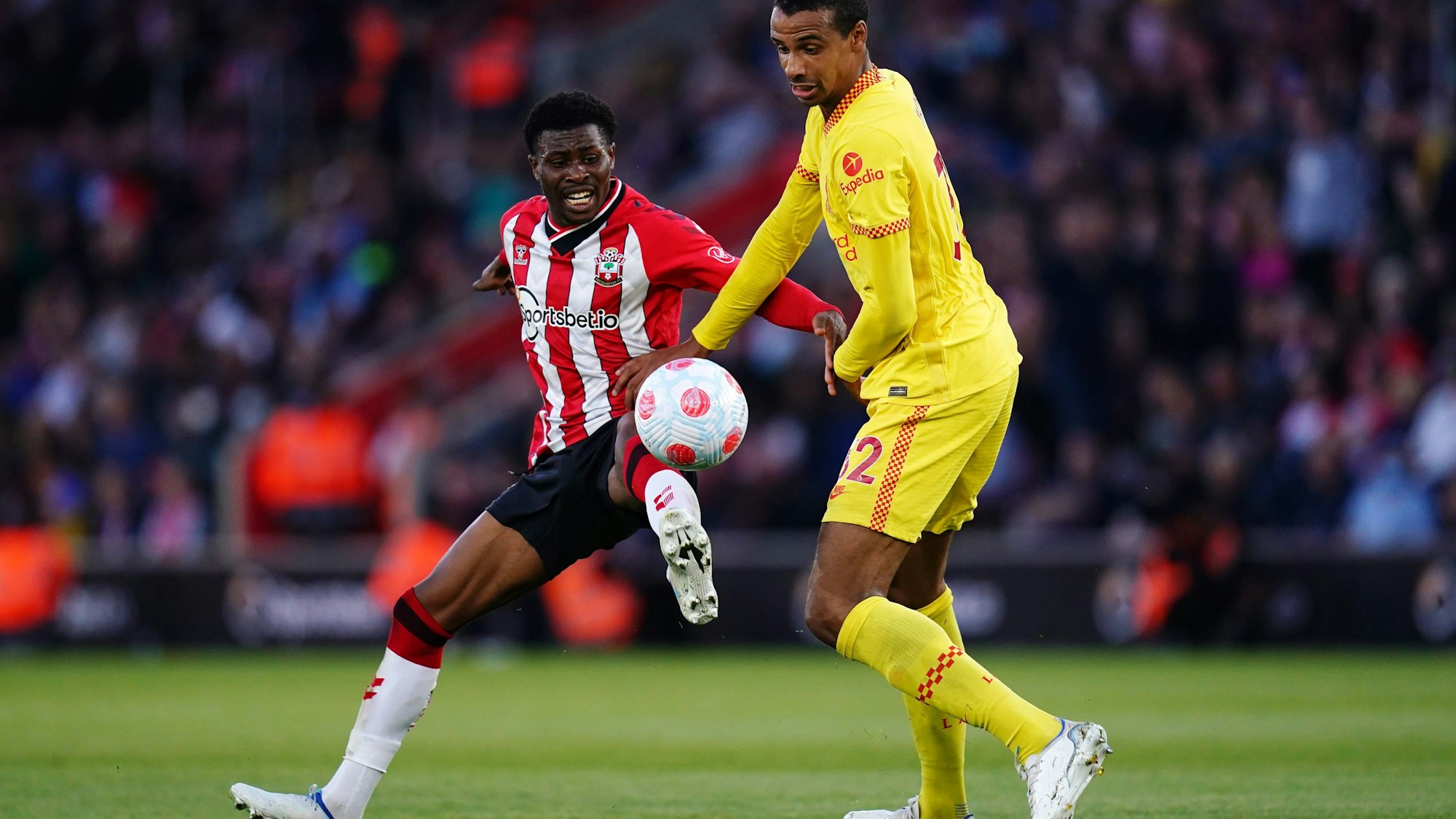 Nathan Tella (l) vom FC Southampton gegen Joel Matip vom FC Liverpool.