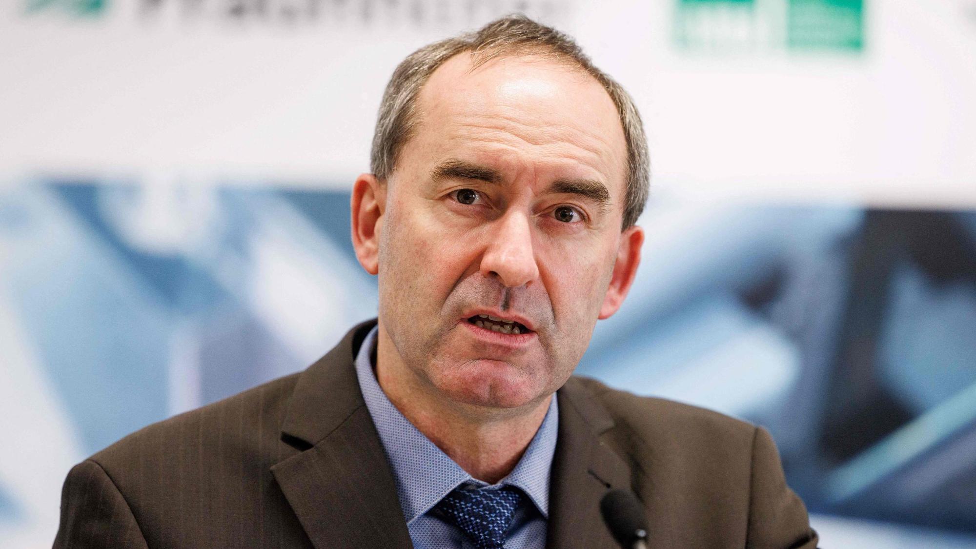 Der bayerische Vize-Ministerpräsident Hubert Aiwanger (Freie Wähler) blickt bei einem Interviewtermin in die Kamera.