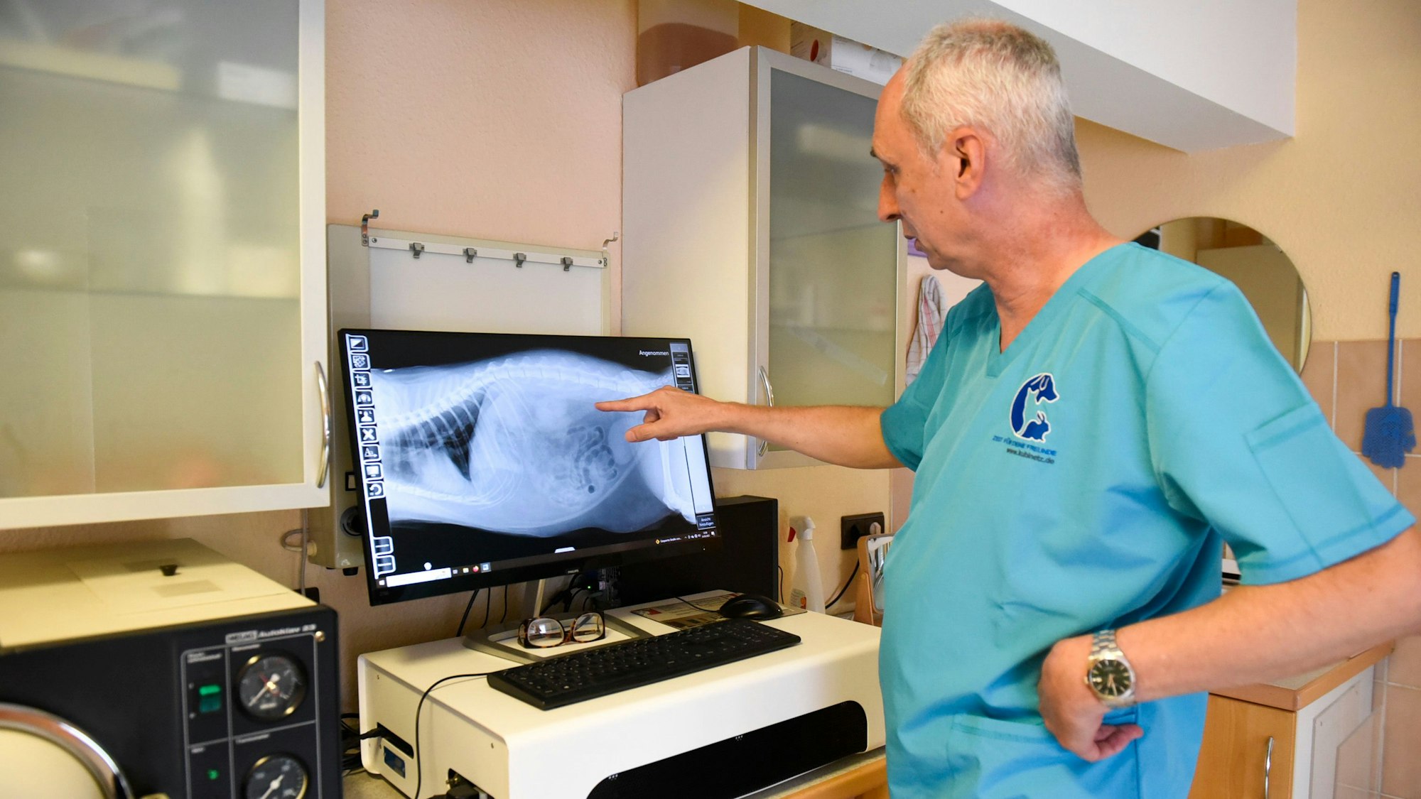 Auf dem Foto ist der Tierarzt an seinem Röntgengerät zu sehen.