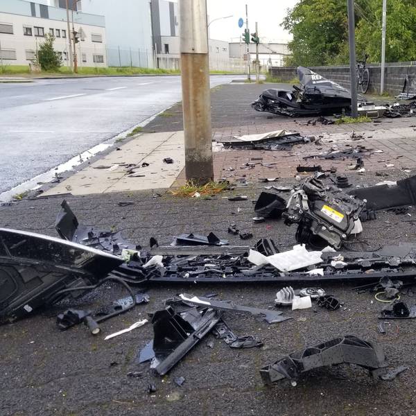 Das Auto wurde durch den Unfall auf dem Niehler Damm völlig zerstört.