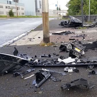 Das Auto wurde durch den Unfall auf dem Niehler Damm völlig zerstört.