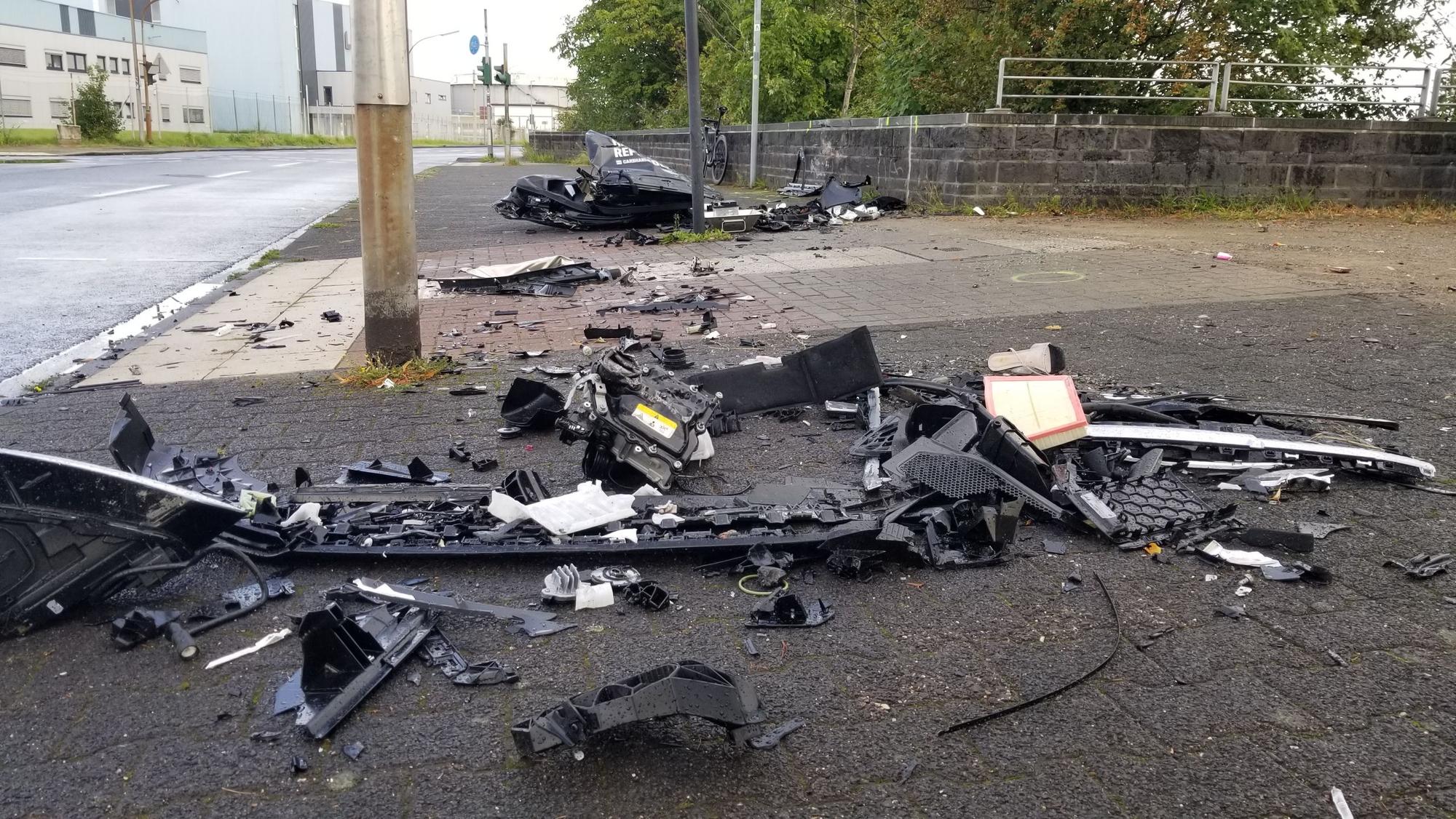 Das Auto wurde durch den Unfall auf dem Niehler Damm völlig zerstört.