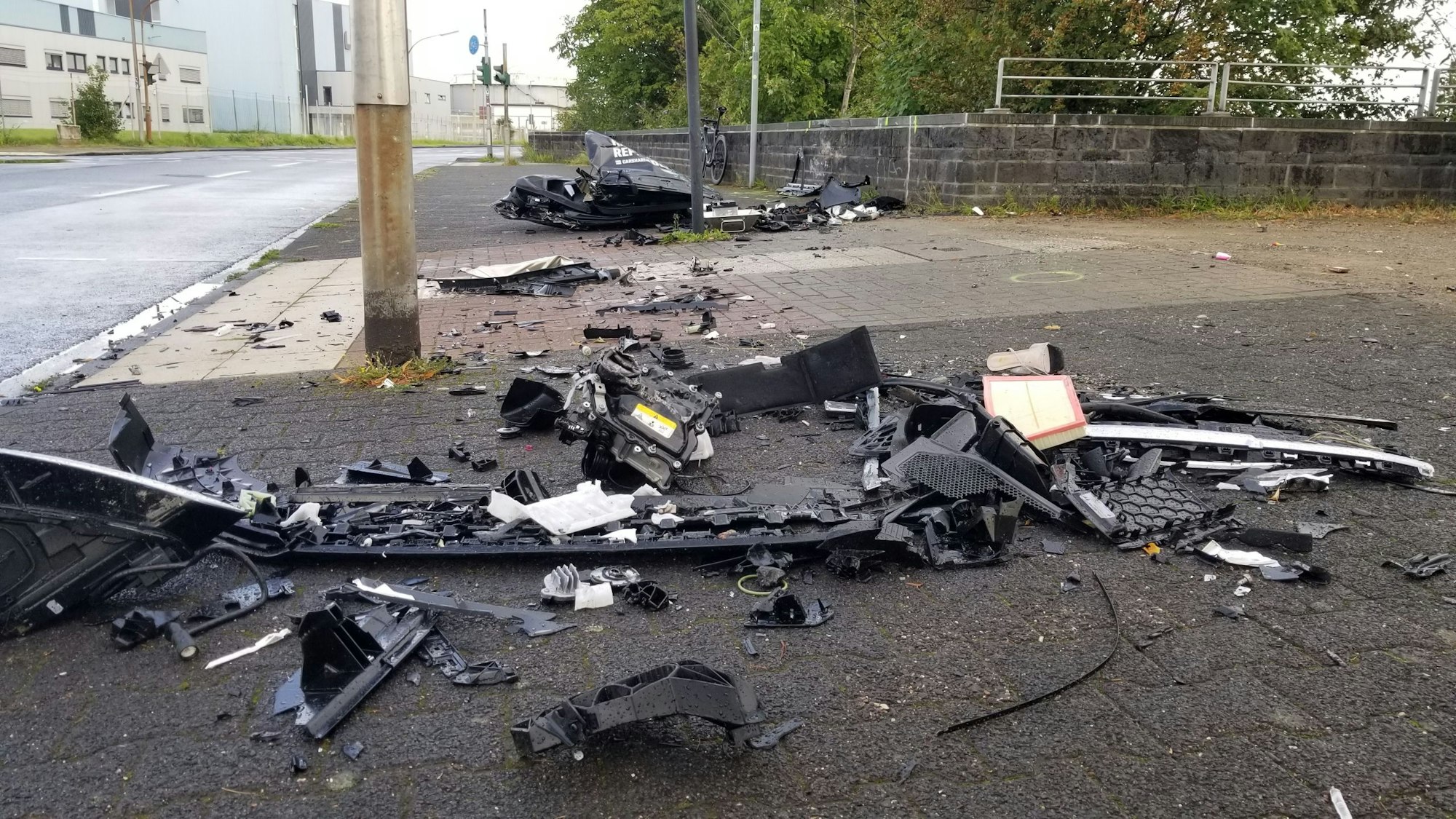 Das Auto wurde durch den Unfall auf dem Niehler Damm völlig zerstört.