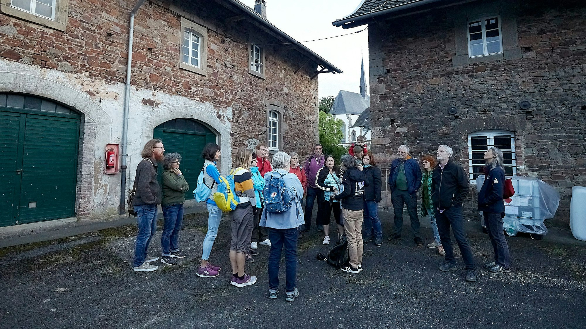 Das Bild zeigt eine Gruppe während der Exkursion über das Klosterareal.