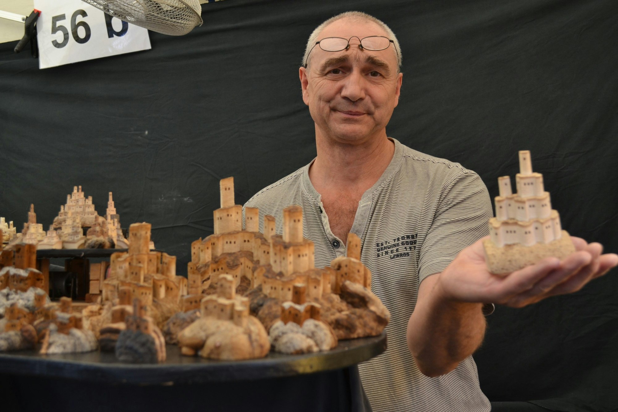 Stefan Lübges zeigt eine kleine Burg aus Holz geschnitzt.